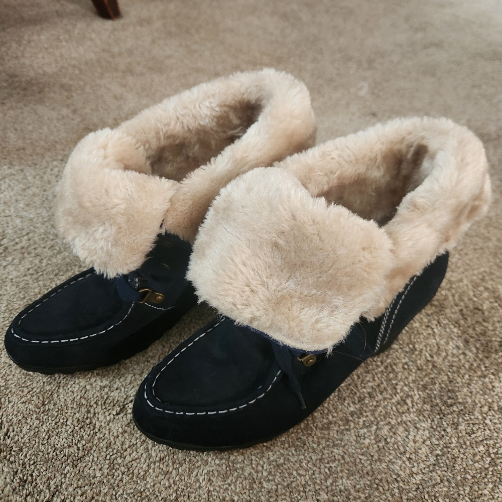 Women's Cozy Navy and Cream Fur-Lined Boots Size 9